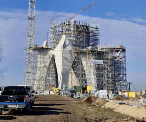 Budowa pomnika Matki Boskiej pod Kikołem daleko w polu. Na tablicy termin ukończenia, za dwa miesiące!