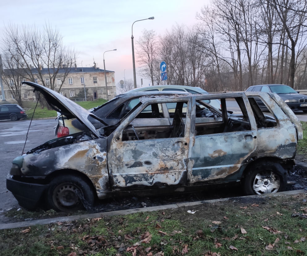 Radom: Pożar aut na parkingu przy 11 listopada.
