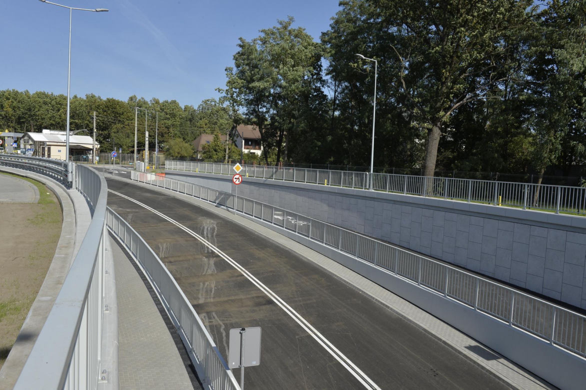 Mieli otwierać tunel w Sulejówku, wyszła klapa. Drogowcy będą musieli zrywać nowy asfalt	