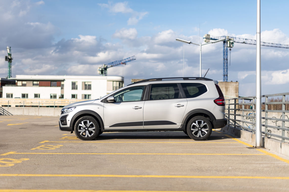 Ile pali Dacia Jogger?