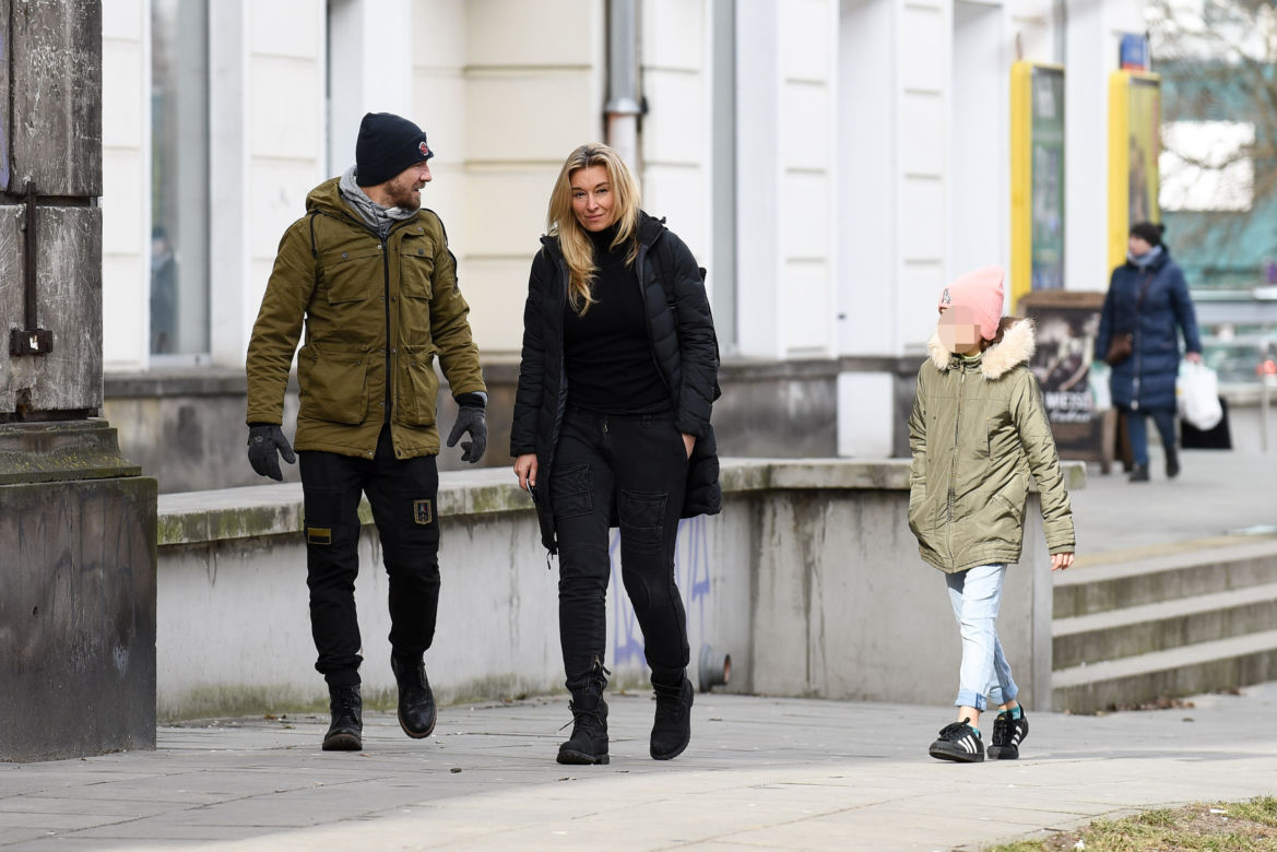 Martyna Wojciechowska z córeczką i z Przemkiem Kossakowski na spacerze