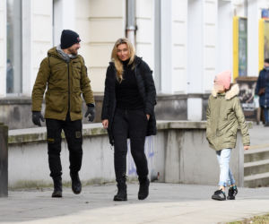 Martyna Wojciechowska z córeczką i z Przemkiem Kossakowski na spacerze
