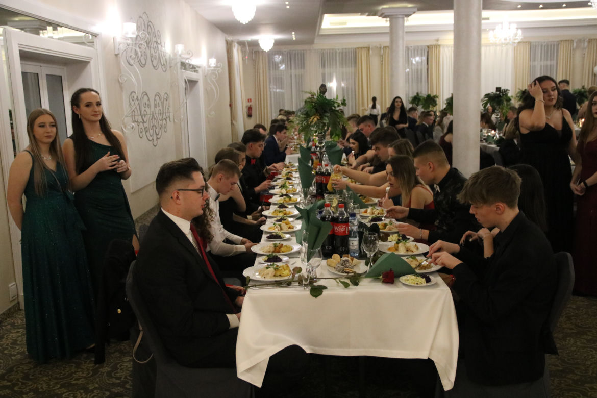 Zabawa studniówkowa Technikum nr 10 w Rzeszowie. Tak bawili się tegoroczni maturzyści [GALERIA]