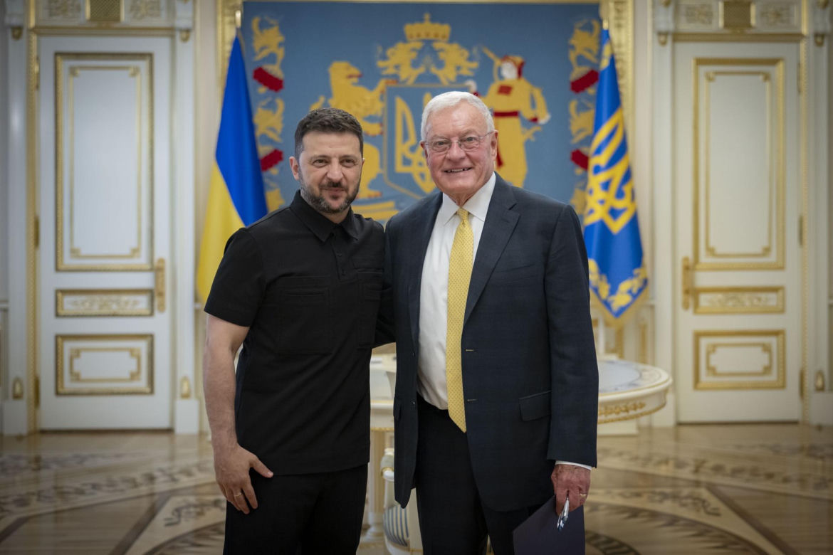 Tak Zełenski prezentuje się na salonach. Wszystkie stroje prezydenta Ukrainy