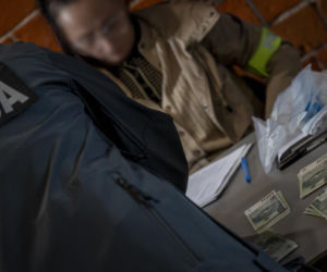Afera korupcyjna w Pucku! Policjanci zatrzymali na gorącym uczynku 49-letniego urzędnika z  Powiatowego Inspektoratu Nadzoru Budowlanego oraz 41-letnią pośredniczkę