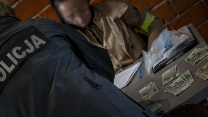 Afera korupcyjna w Pucku! Policjanci zatrzymali na gorącym uczynku 49-letniego urzędnika z  Powiatowego Inspektoratu Nadzoru Budowlanego oraz 41-letnią pośredniczkę