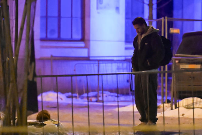 Sebastian Fabijański z pieskiem na spacerze