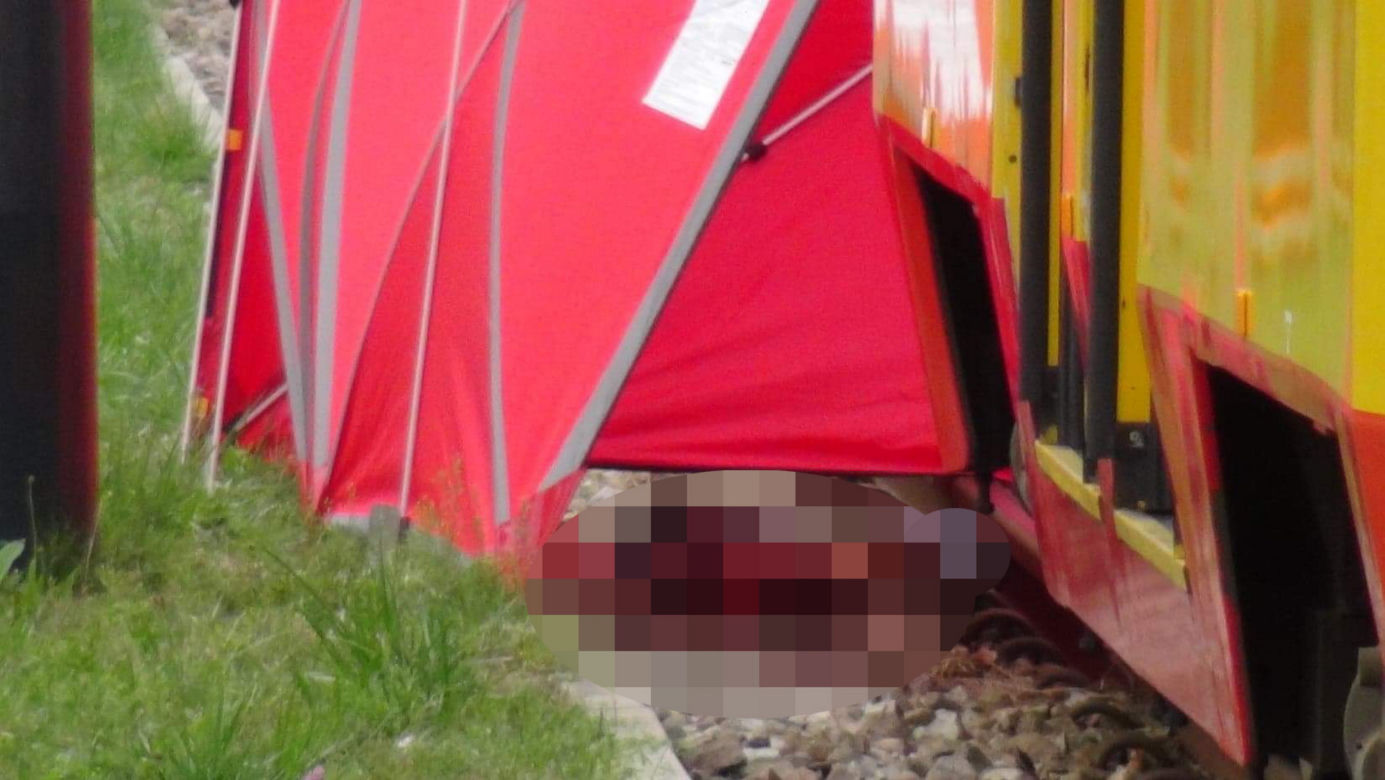 Tragedia w Warszawie. Tramwaj przytrzasnął 4-letniego chłopca i ciągnął po torowisku. Dziecko nie żyje, jego babcia zemdlała