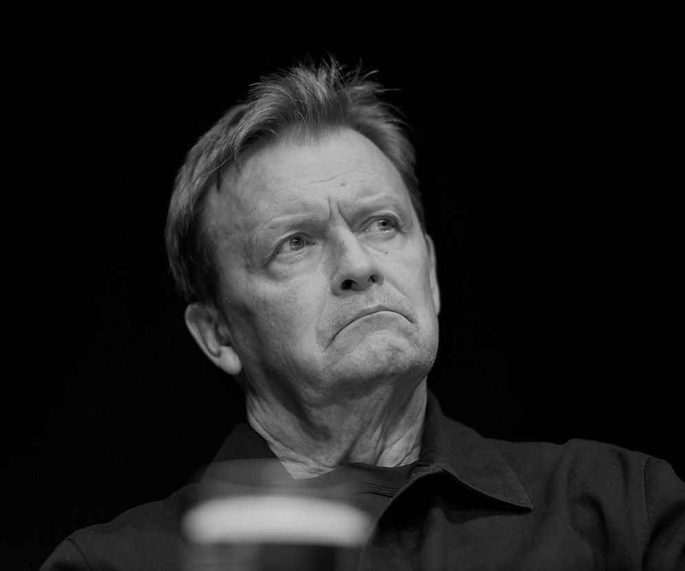 Portret aktora Jana Frycza na czarnym tle. O pożegnaniu artysty przez polityków przeczytasz w serwisie Eska.
