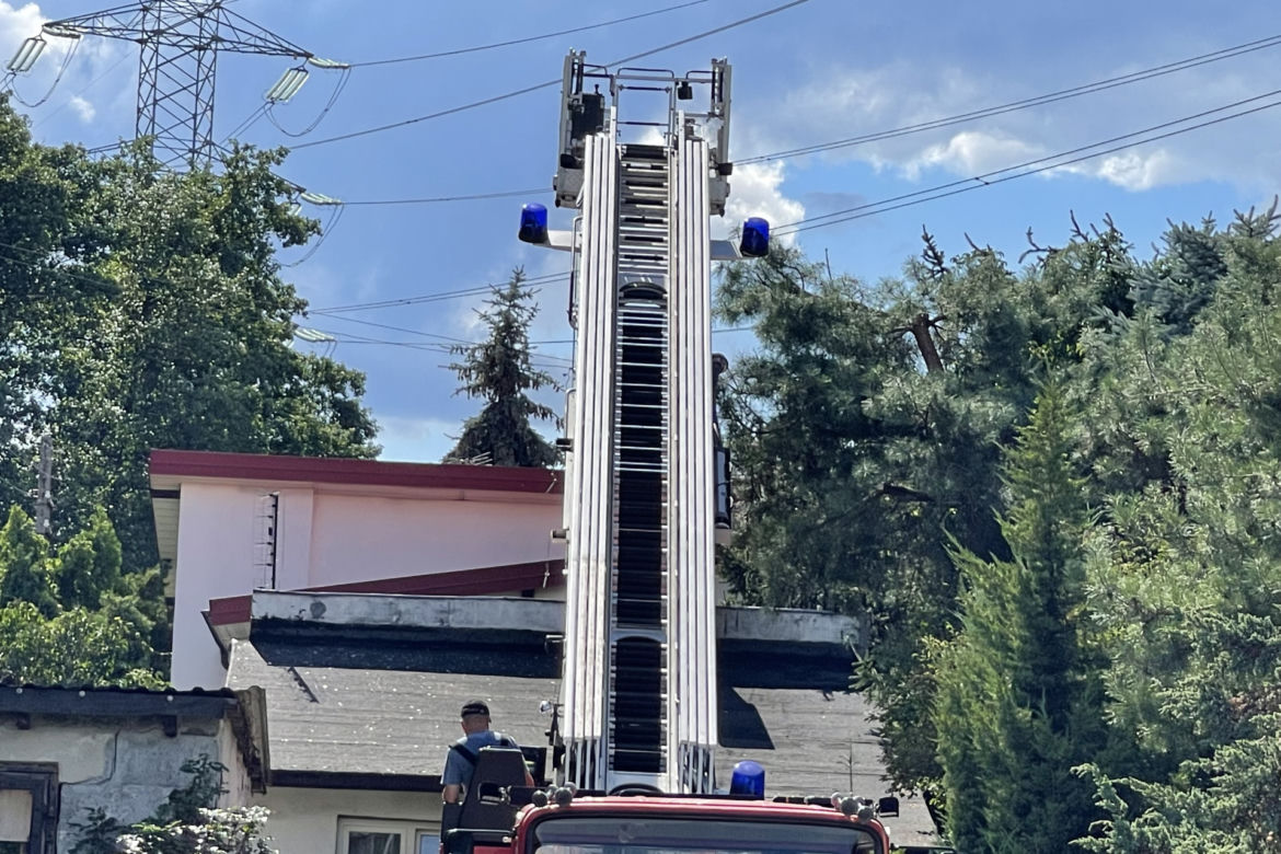 Koszmar w Łomiankach. Mężczyzna zmarł na dachu domu 