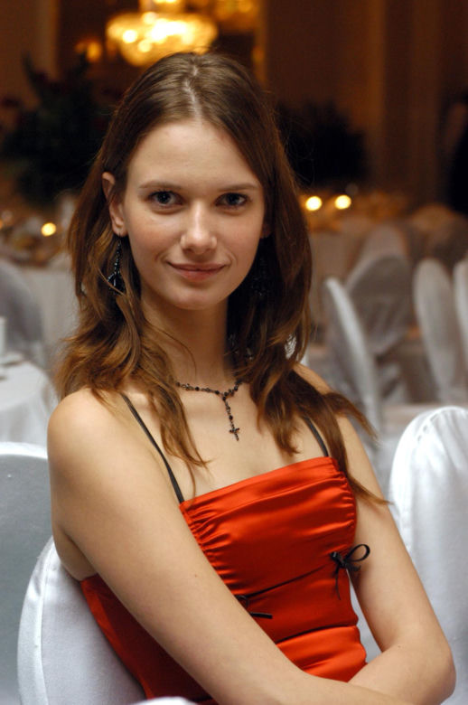 Karolina Malinowska żyła z matką i bratem w skrajnym ubóstwie. Zrządzeniem losu trafiła do modelingu