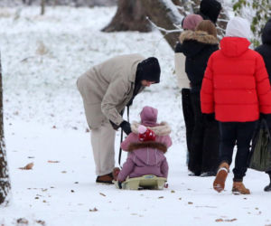 Maciej Pela zabrał córeczki na sanki