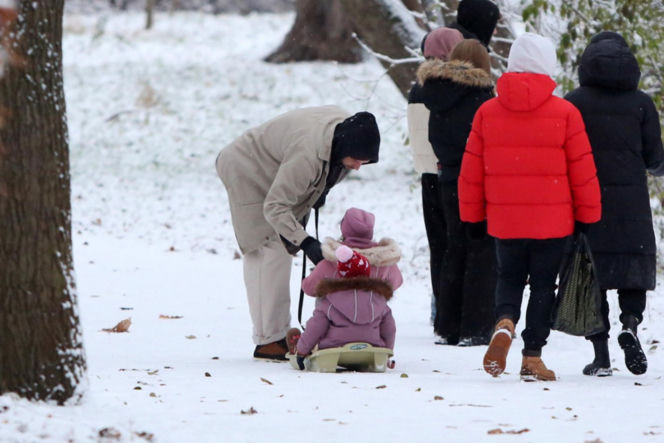 Maciej Pela zabrał córeczki na sanki