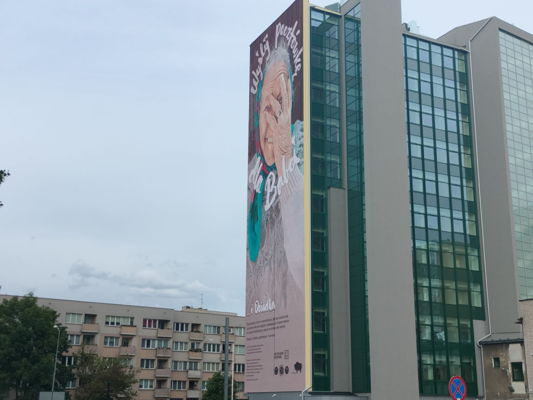 Legenda powróciła do Białegostoku. Słynny mural "Wyślij pocztówkę dla babci" oficjalnie odsłonięty