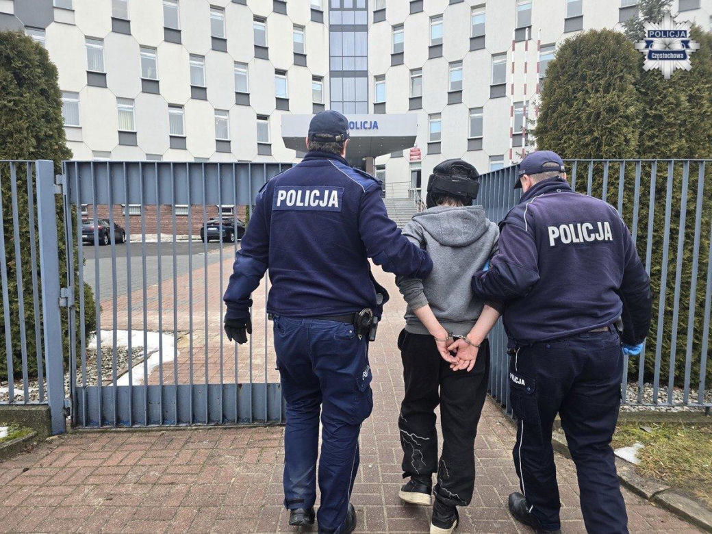 Poprosił babcię o śniadanie, a później okładał ją krzesłem. Rzucił się na nią bez powodu