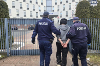 Poprosił babcię o śniadanie, a później okładał ją krzesłem. Rzucił się na nią bez powodu