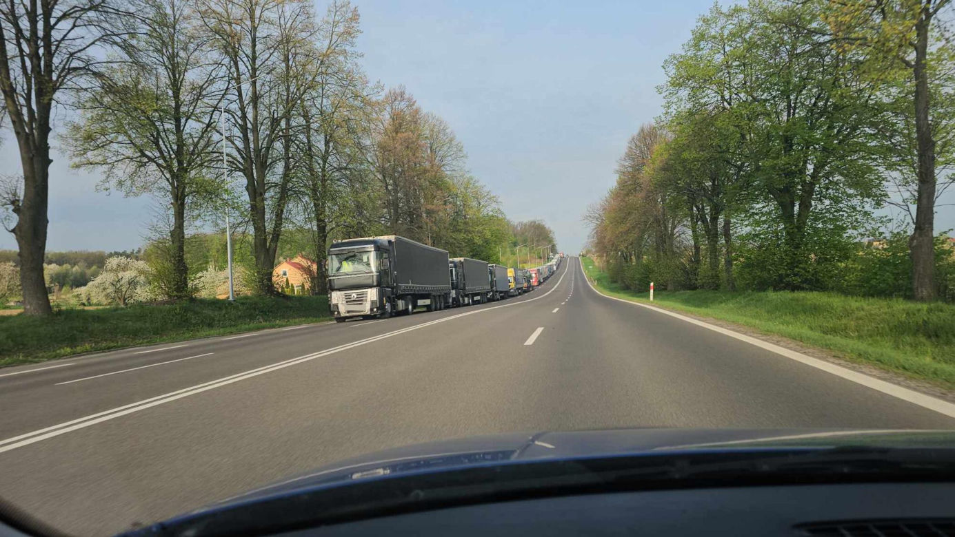 Tiry znów stoją w gigantycznych kolejkach do granicy