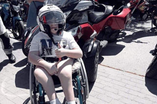 Gabryś przeszedł 17 operacji, tylko na twarzy i dłoniach nie ma blizn. Jego pają jest pomoc innym!