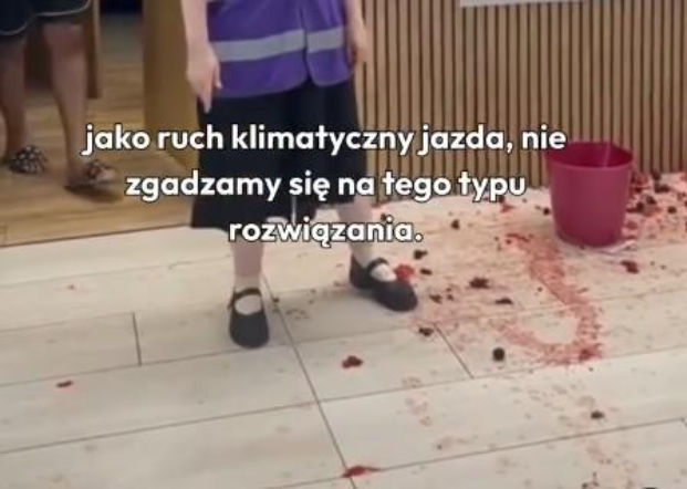 Aktywiści zaatakowali kebab związany z Filipem Chajzerem