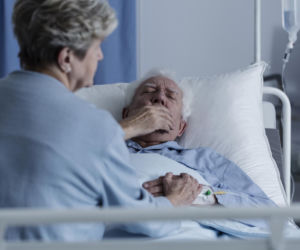 Wirus groźniejszy niż grypa atakuje seniorów. Lekarze alarmują: to nie jest błaha infekcja 