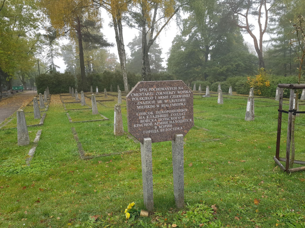 Zrobiliśmy spacer po białostockich nekropoliach. Sprawdź w jakim stanie są nagrobki historycznych postaci [ZDJĘCIA]