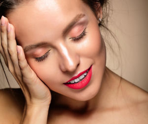 Naturalny, świeży i bardzo romantyczny. Oto idealny makijaż na walentynkową randkę 