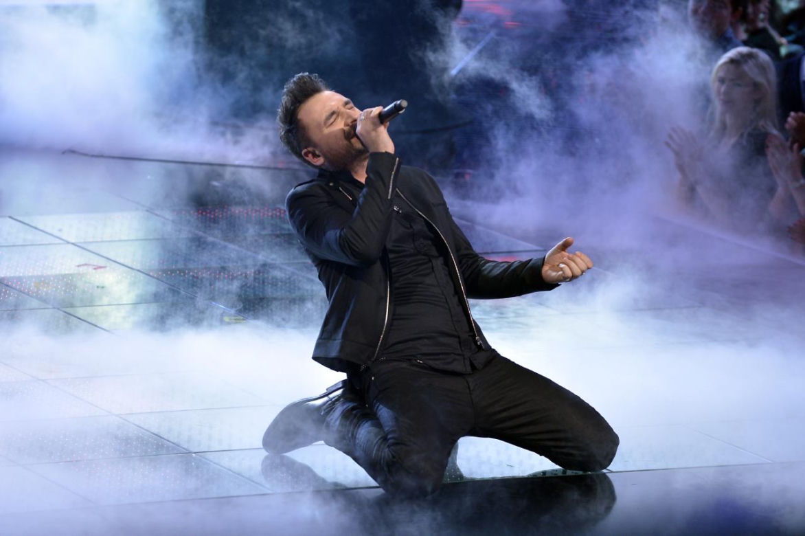 Niecodzienne sceny na warszawskim lotnisku. Zwycięzca "The Voice of Poland" zaśpiewał hymn czasów PRL-u 