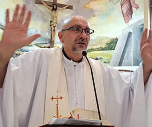 Krzyż zabił księdza podczas mszy. Wszystko nagrano