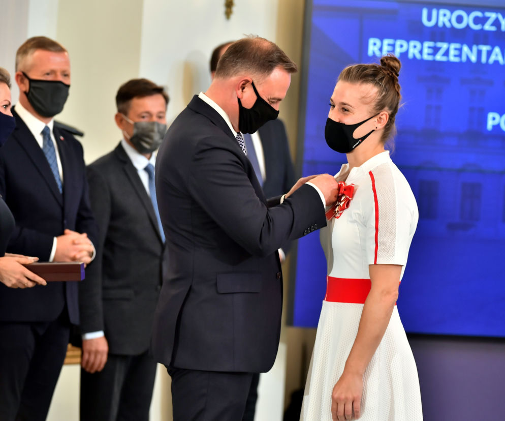 Natalia Partyka otrzymuje Krzyż Komandorski z Gwiazdą od prezydenta Andrzeja Dudy