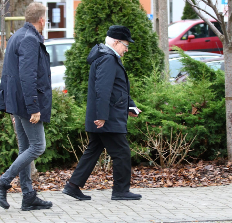 Lech Wałęsa zupełnie sam w pustym kościele. Pojechał się pomodlić tuż przed świętami