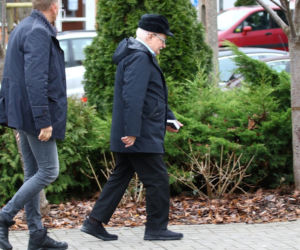 Lech Wałęsa zupełnie sam w pustym kościele. Pojechał się pomodlić tuż przed świętami