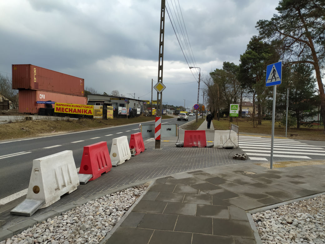 Energetyczny słup na środku wjazdu do sklepu. "Ludzie robią sobie przy nim zdjęcia"