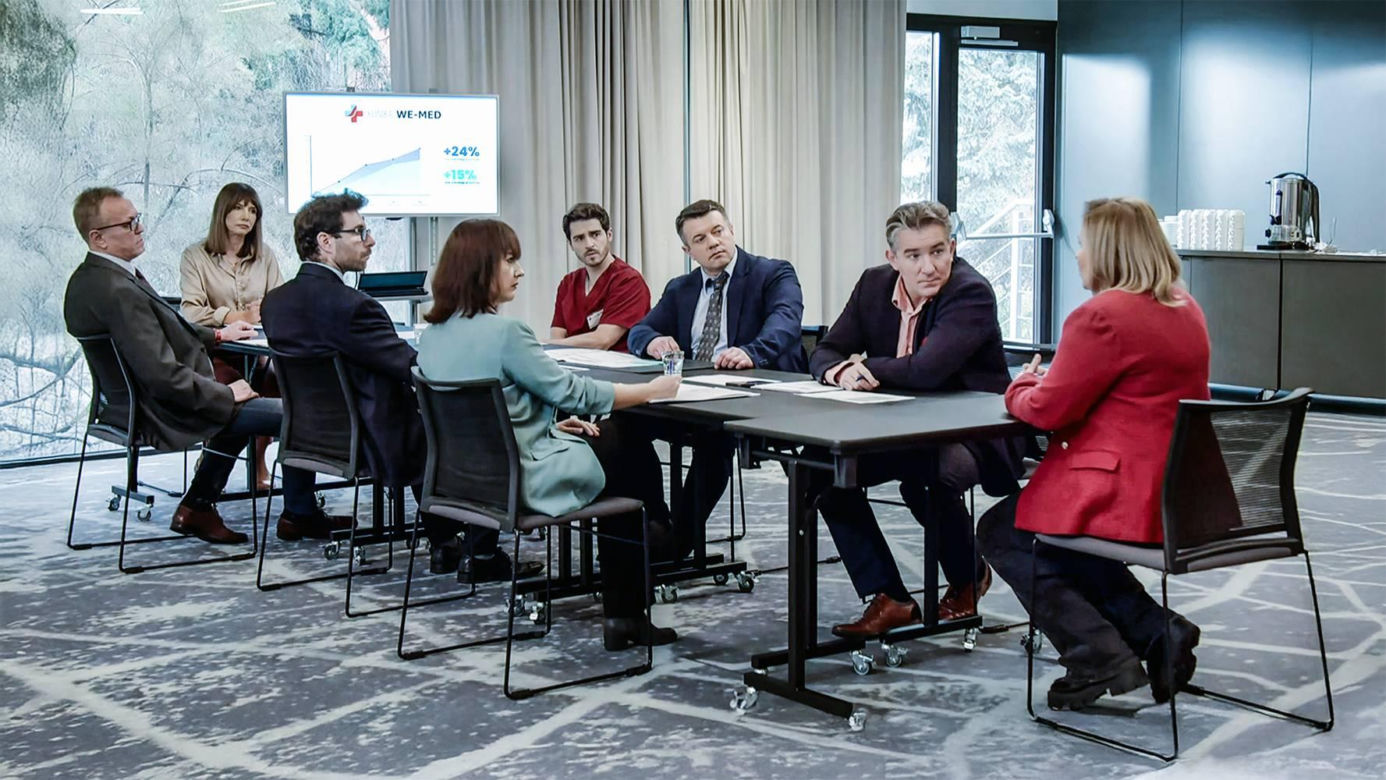 Pierwsza miłość odc. 3954. Jakub Wenerski (Przemysław Sadowski), Grażyna (Grażyna Wolszczak), Marysia (Aneta Zając), Kacper (Damian Kulec)