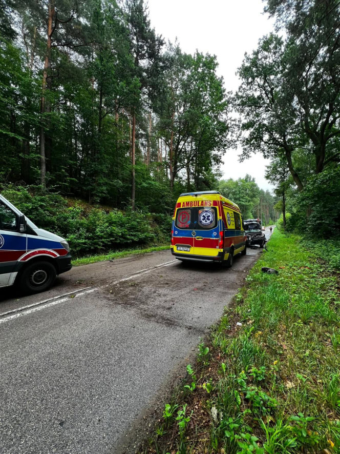 Groźny wypadek na leśnym odcinku drogi. Karetka rozbiła się między Stykowem a Kałkowem
