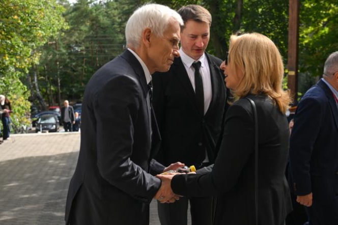 Pogrzeb Andrzeja Wielowieyskiego. Żegnało go wielu księży
