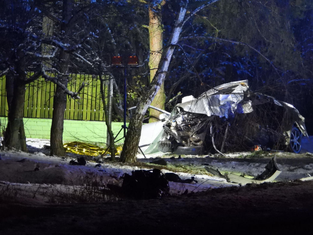 Uciekał seatem przed policją. Gonili go przez dwa powiaty. Zginął na drzewie