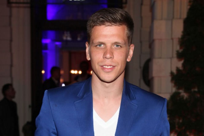 Wojciech Szczęsny śpiewa świąteczny hit! Ale halo coś tu nie gra.... 