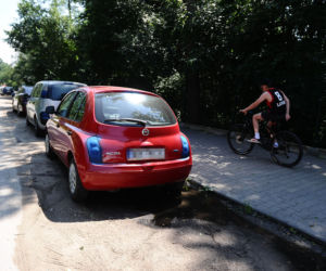 Wandal zdewastował ponad 20 aut