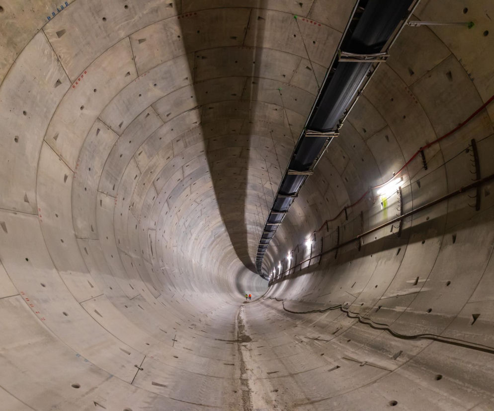 Betonowe wnętrze tunelu średnicowego w Łodzi. O planach wznowienia drążenia przez tarcze TBM przeczytasz na Architektura.