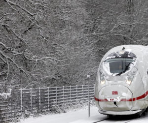 Holandia/ Setki odwołanych lotów, chaos na kolei i rekordowe korki z powodu ataku zimy