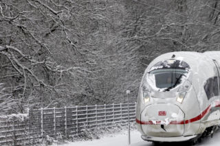 Holandia/ Setki odwołanych lotów, chaos na kolei i rekordowe korki z powodu ataku zimy