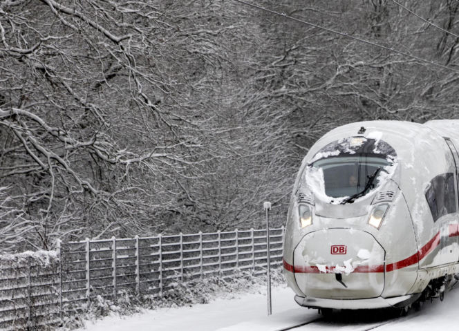 Holandia/ Setki odwołanych lotów, chaos na kolei i rekordowe korki z powodu ataku zimy