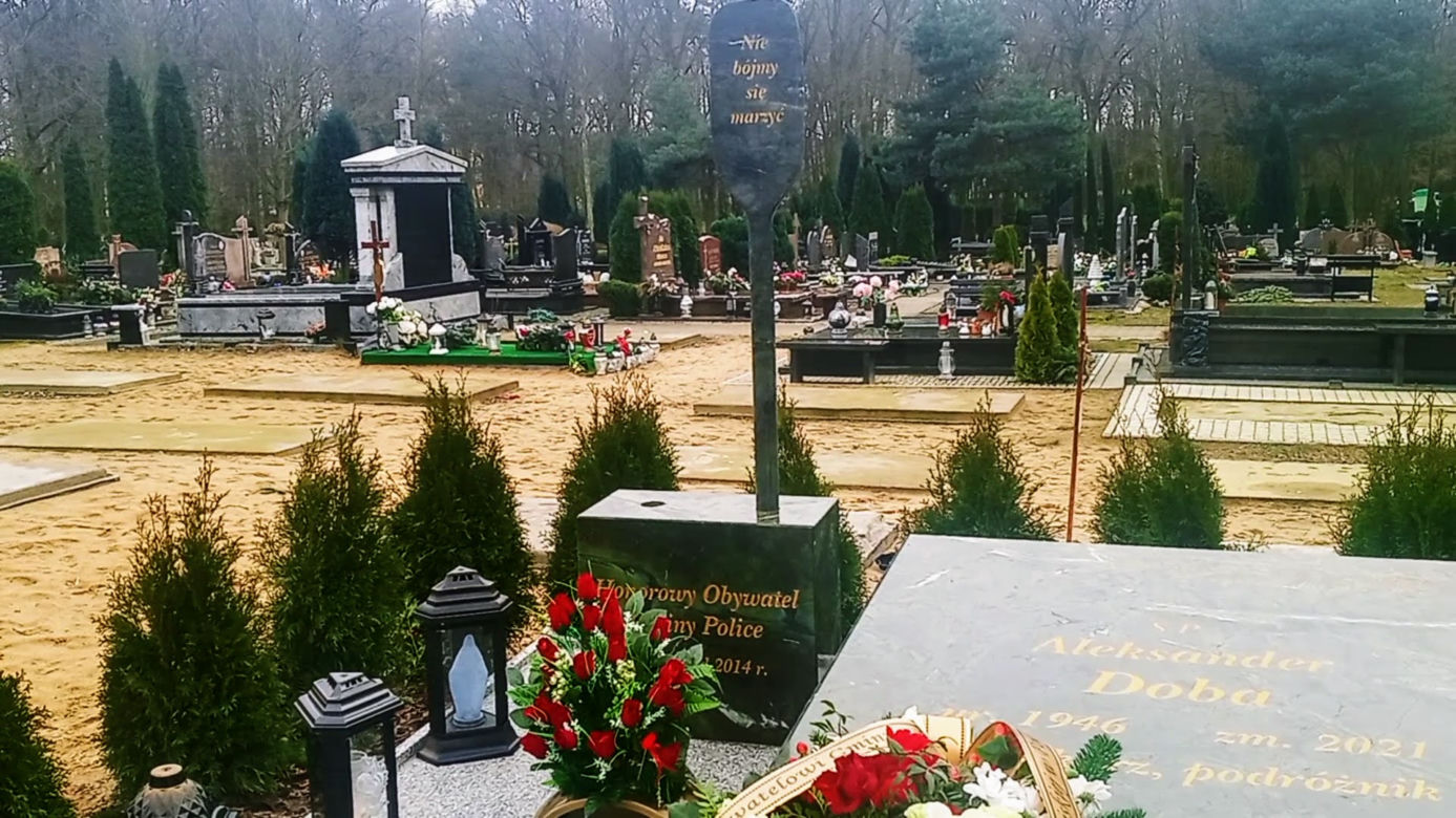 Rok temu zmarł Aleksander Doba. Tak wygląda dziś grób wielkiego podróżnika z Polic