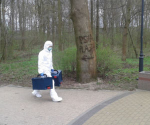 ROZTRZASKAŁ GŁOWĘ CÓRKI O ŚCIANĘ