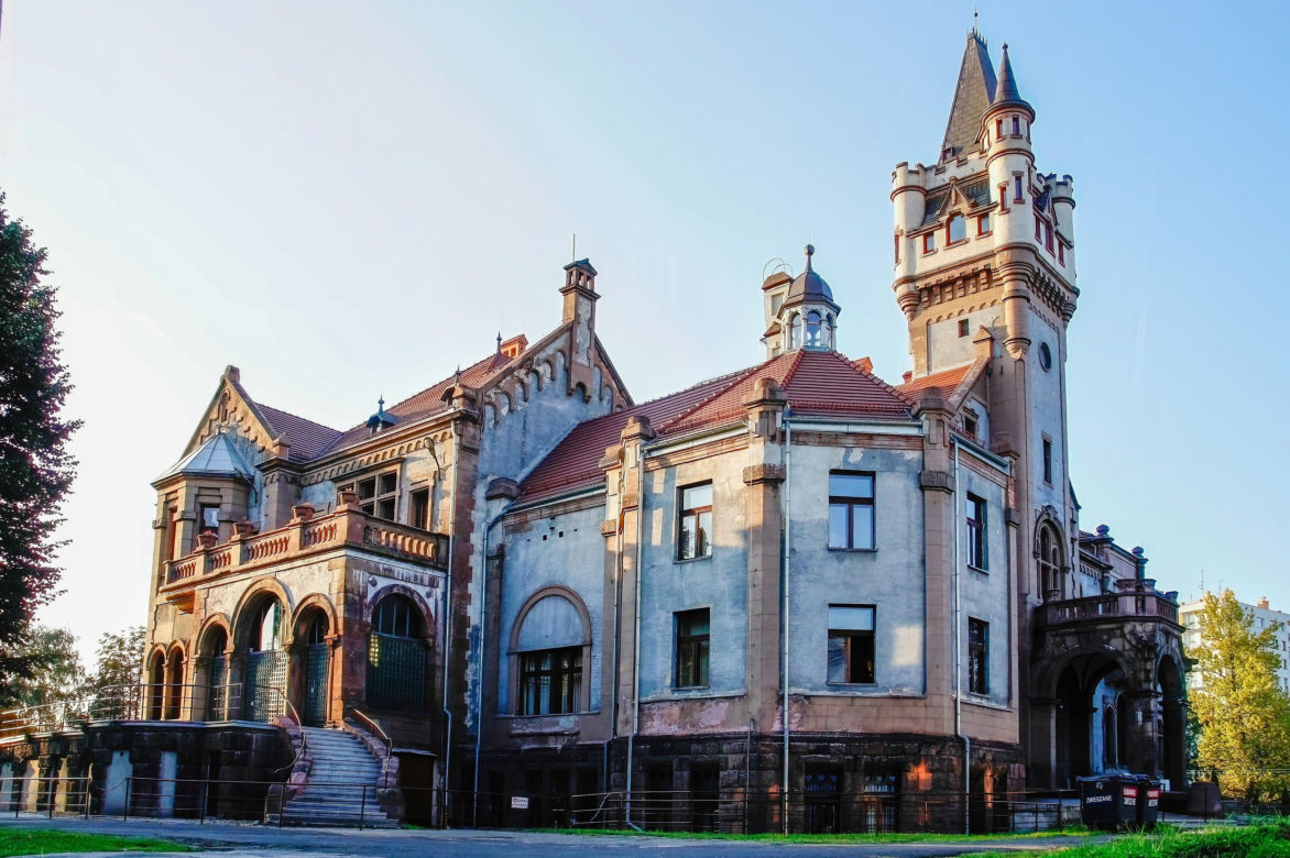To największe miasto Zagłębia Dąbrowskiego. Czaruje pięknymi pałacami, ale też dworem i zamkiem!