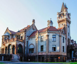 To największe miasto Zagłębia Dąbrowskiego. Czaruje pięknymi pałacami, ale też dworem i zamkiem!