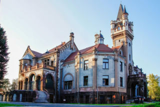 To największe miasto Zagłębia Dąbrowskiego. Czaruje pięknymi pałacami, ale też dworem i zamkiem!