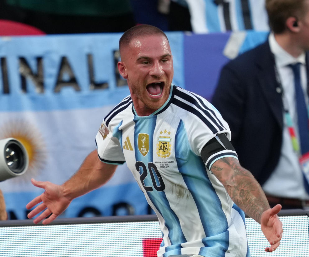 Krzyczący z radości piłkarz Alexis Mac Allister w koszulce Argentyny. O jego korzeniach przeczytasz na SE Supersport.
