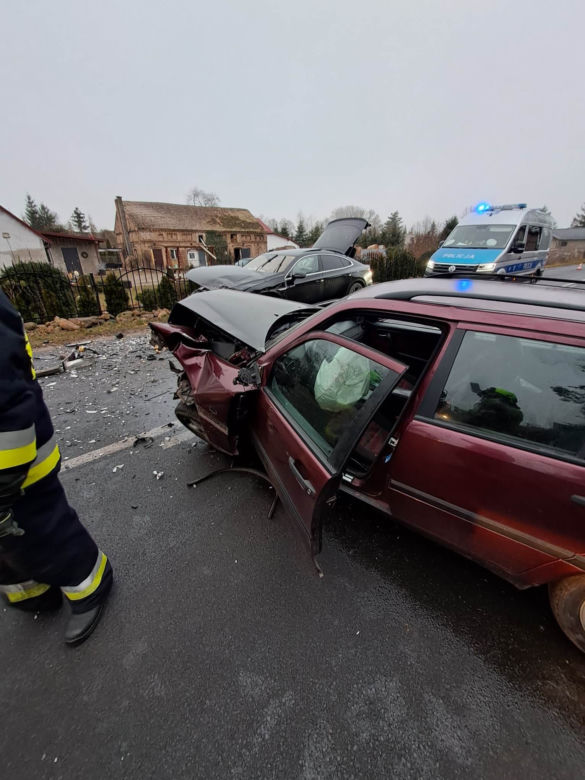 Wypadek w Starym Polichnie dwóch samochodów osobowych