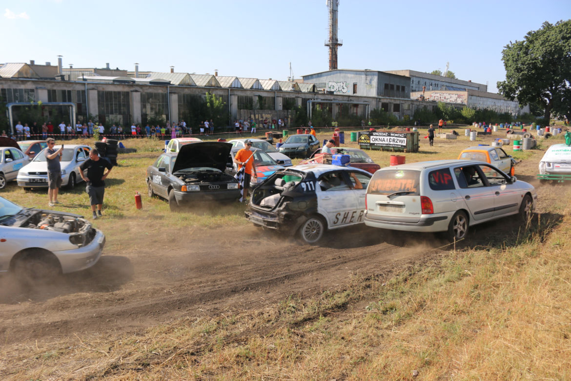 Charytatywny Wrak Race. Andrzej z Plutycz i Adam Kraśko zbierali pieniądze dla chorej Dominiki